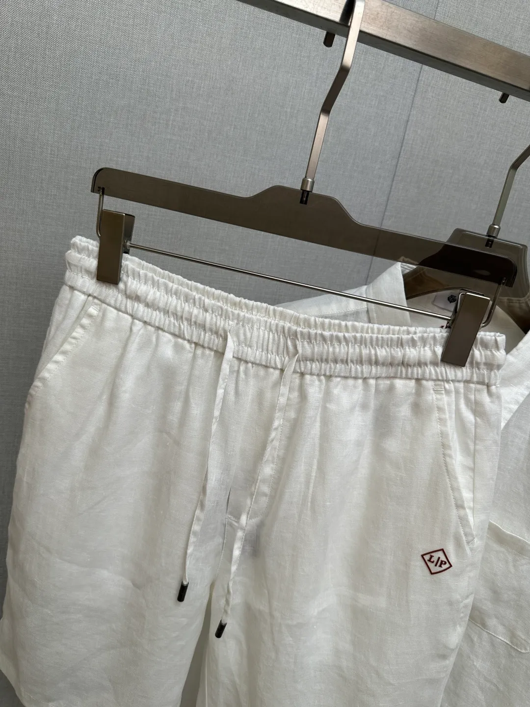 P tops, shorts Order LORO PI*NA 2026 Spring and Summer SS Italian old money resort style Quiet and luxurious light linen long sleeves Short sleeve lining Suit Series Customized natural linen material Spring and summer fresh Breathable skin-friendly Comfortable and stylish Natural and elegant men Versatile single product Simple and elegant Atmosphere Lazy and relaxed ​ Main color: hemp White Black Mixed colors: sky blue + hemp color Fruit green + hemp color Light Green+Black Sizes：M-L-XL-XXL-3XL (48-50-52-54-56) ​ ​